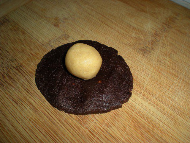 Какаови бисквитки с фъстъчен пълнеж