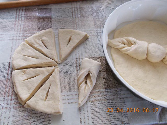 Питка и хлебчета цветенца от едно тесто