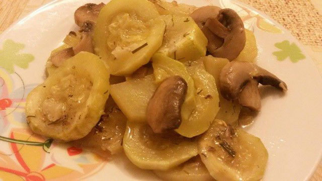 Ястие с картофи, тиквички и гъби