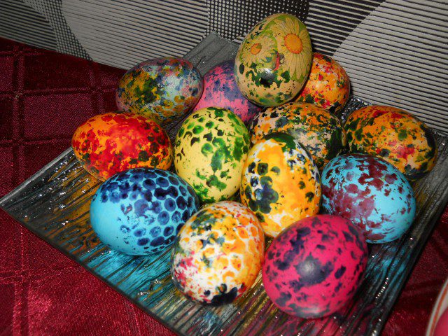 Напръскани Великденски яйца