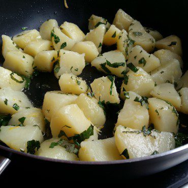 Гарнитура за агнешко от картофи и мента