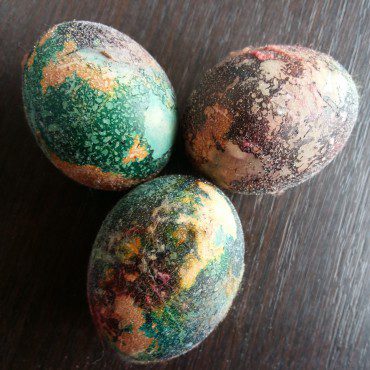 Боядисани яйца с кристали