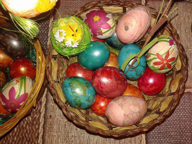 Великденски яйца с естествени бои