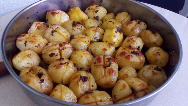 Ароматни цели картофи на фурна