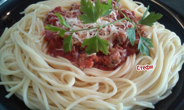 Спагети с доматен сос и кайма