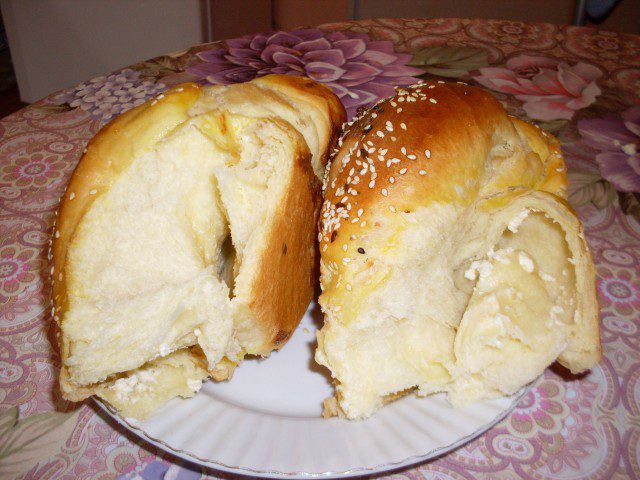 Вкусно хлебче със 2 вида сирена