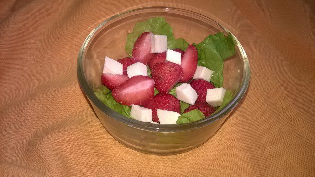 Свежа салата с ягоди
