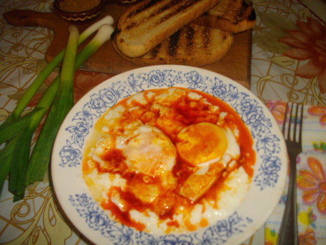 Яйца с млечен сос и чесън