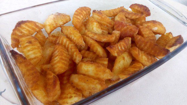 Хрупкави пикантни картофки на фурна