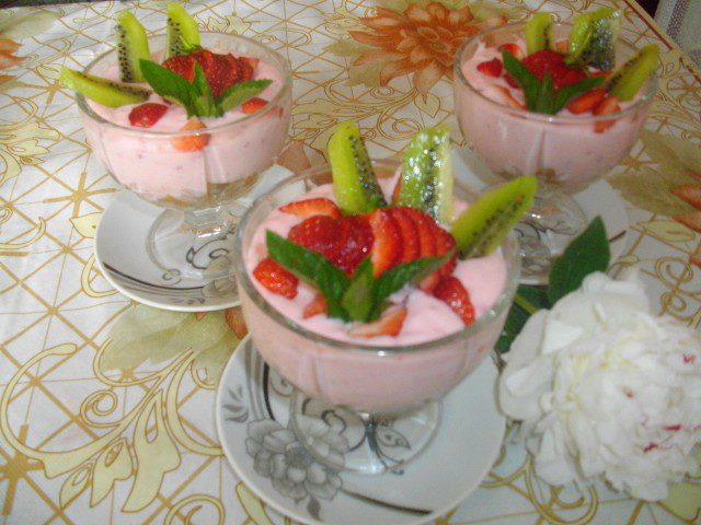 Двойно ягодов десерт