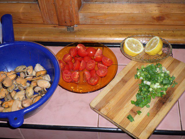 Пълнозърнеста паста с миди и чери домати