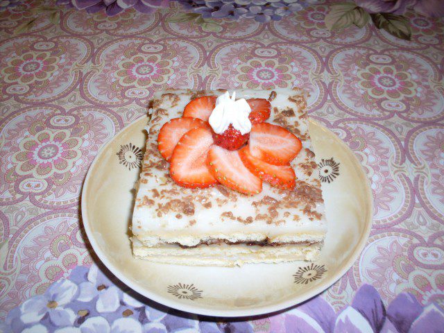 Лесна бисквитена торта с ягоди