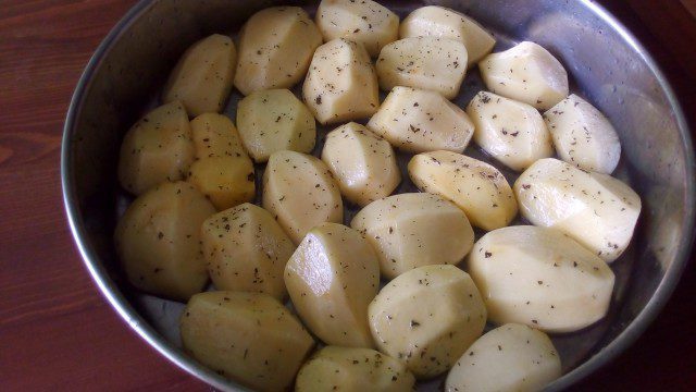 Надупени картофи със сирена