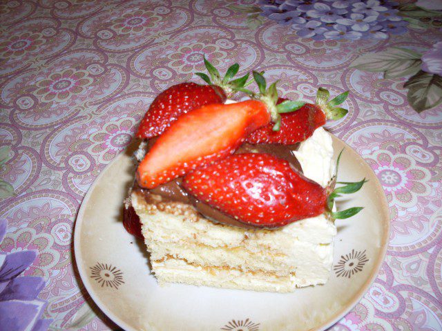 Вкусна торта с ягоди