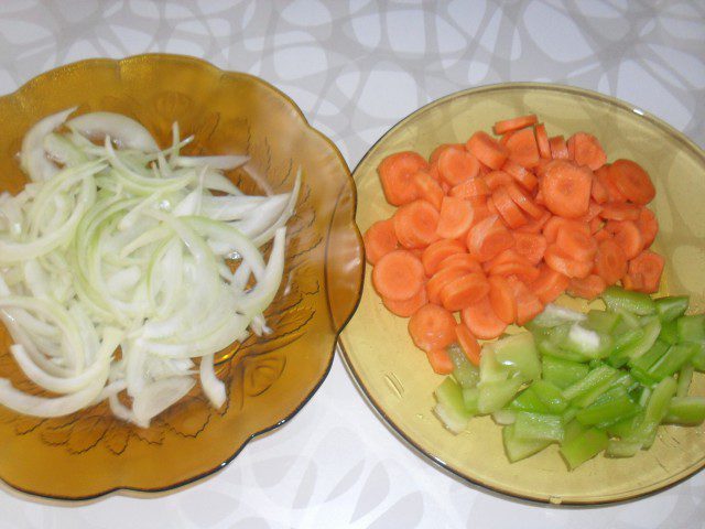 Свински пържолки с вино и зеленчуци