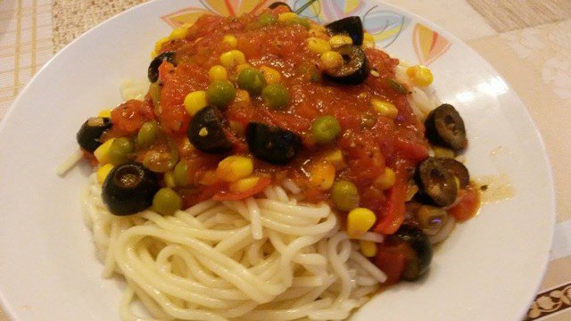 Спагети с доматен сос и маслини