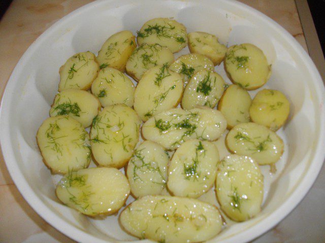 Пресни картофи с кашкавал, копър и чесън