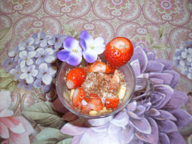Млечен десерт с ягоди