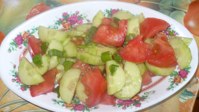 Бърза салата с домати и краставици
