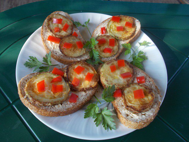 Сандвичи с тиквички и червена чушка
