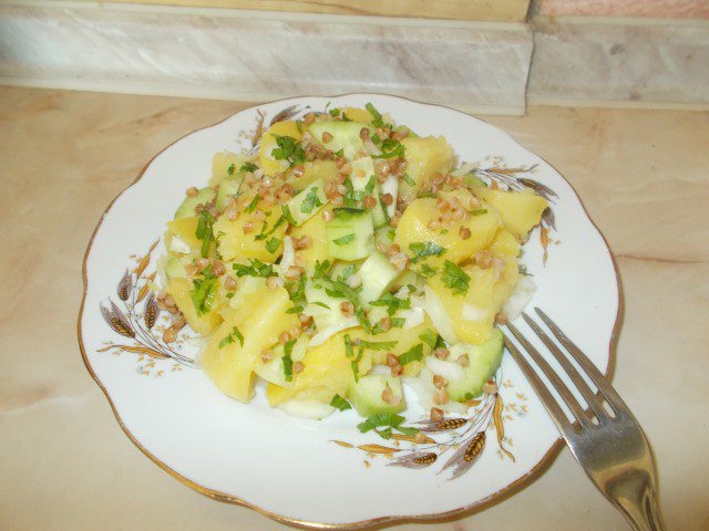 Картофена салатка с краставица и елда