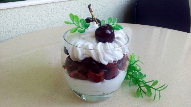 Нежен десерт с череши и сметана