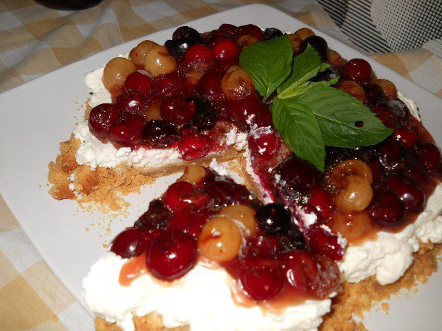 Бисквитена тарта с маскарпоне, вишни и череши