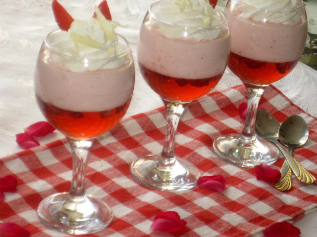 Летен десерт с ягодов мус и желирани ягоди