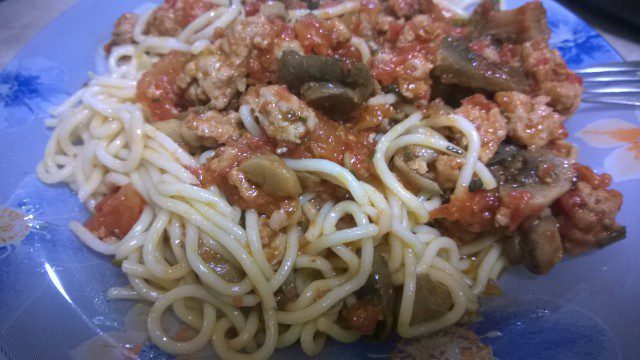 Спагети с кайма и гъбки