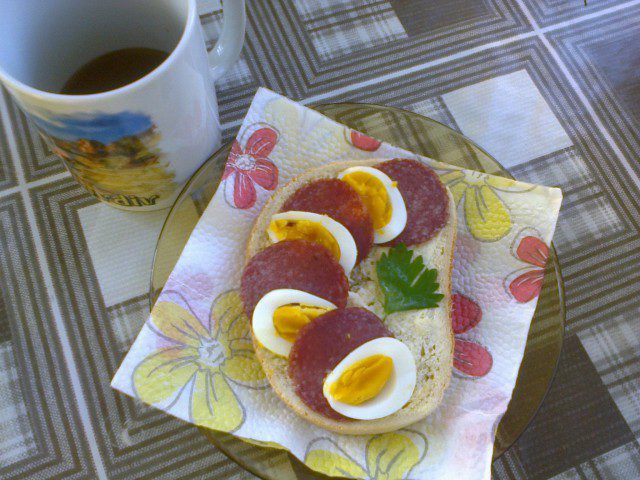 Сандвичи с яйце и салам