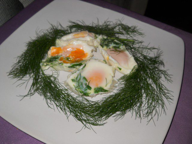 Яйца в плик със свежи подправки