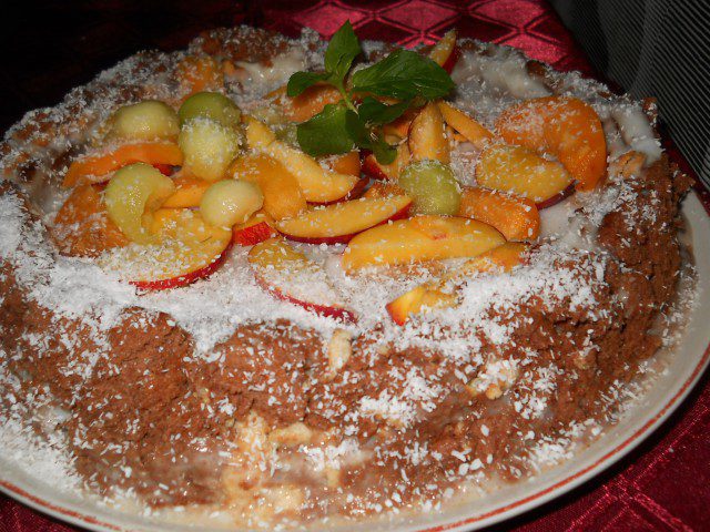 Торта с бисквити и плодове