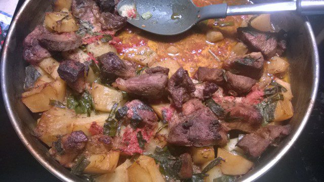 Свинско месо с картофи и пресен лук на фурна