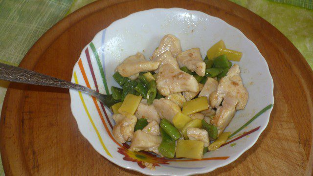 Топла салата пиле със зелен фасул