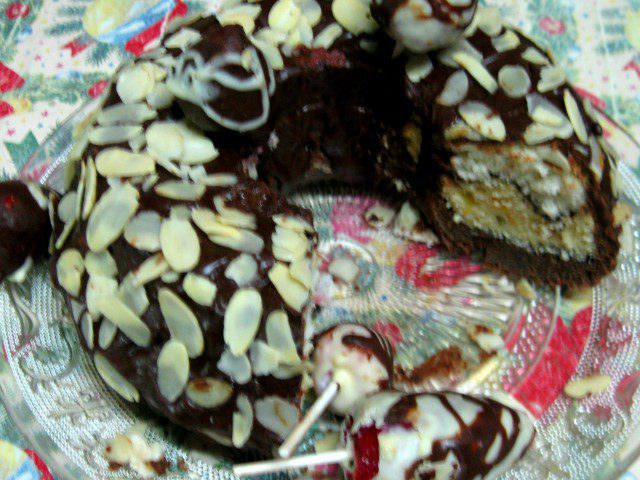 Трицветен кекс с три вкуса и шоколадови ягоди