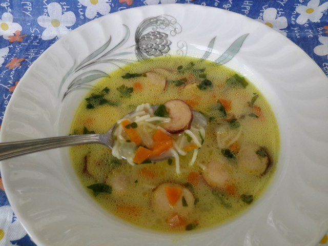 Вкусна супа с морков, лук и пушен кренвирш