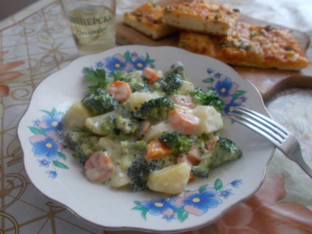 Броколи, моркови и картофи с млечен сос