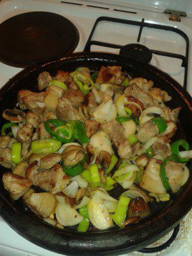 Мераклийски сач със свинско и зеленчуци