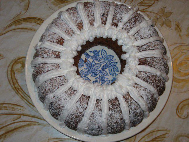 Кейк със сладко от бели череши
