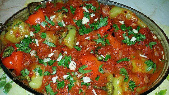 Традиционни пиперки с доматен сос