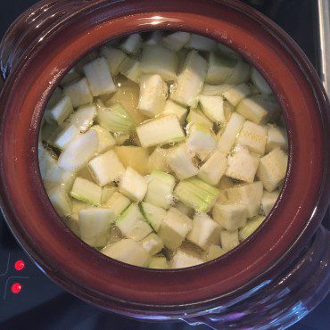 Яхния от тиквички с картофи в гърне