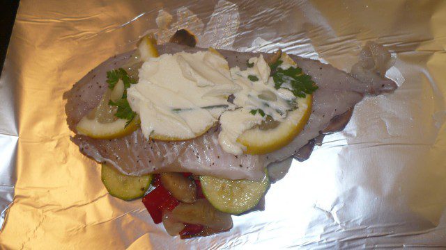 Дунавска риба със сос и зеленчуци във фолио