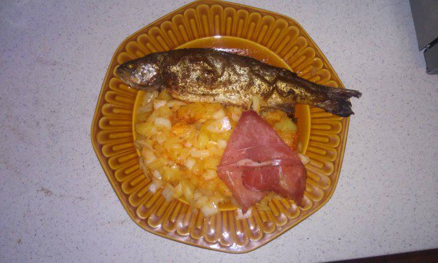 Риба пъстърва с вкусен сос