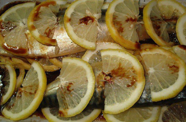 Печена скумрия с лимони