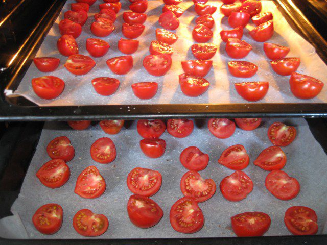 Сушени домати с подправки