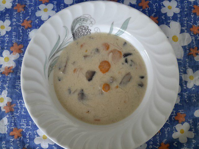 Млечна супа с гъби и моркови