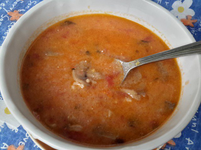 Гъста оризова супа с гъби, моркови и домат
