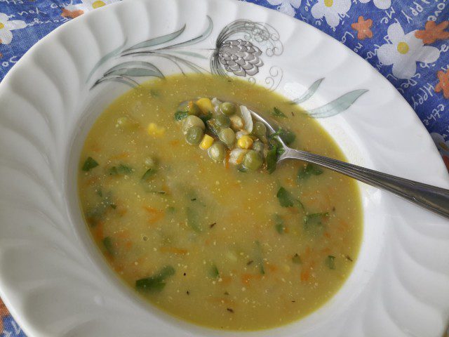 Супа от царевица, грах, морков и лук
