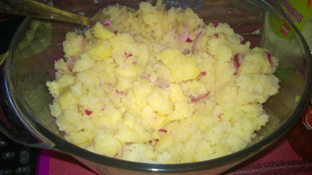 Картофена салата с червен лук