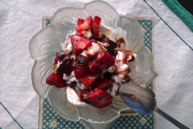 Сладоледен десерт с ягоди